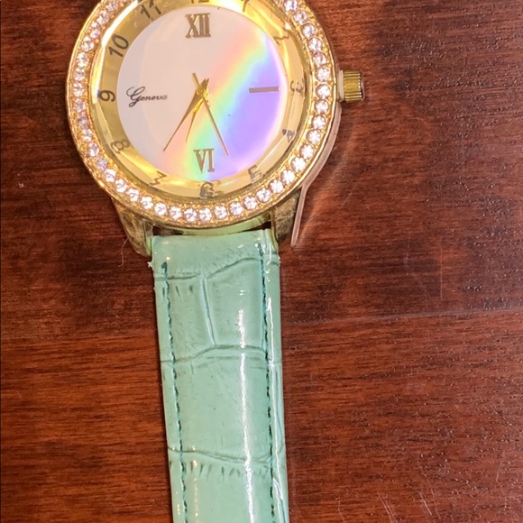 Women’s fashion watch - Picture 2 of 2